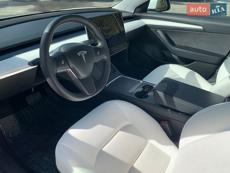 Седан Tesla Model 3 2021 в Киеве