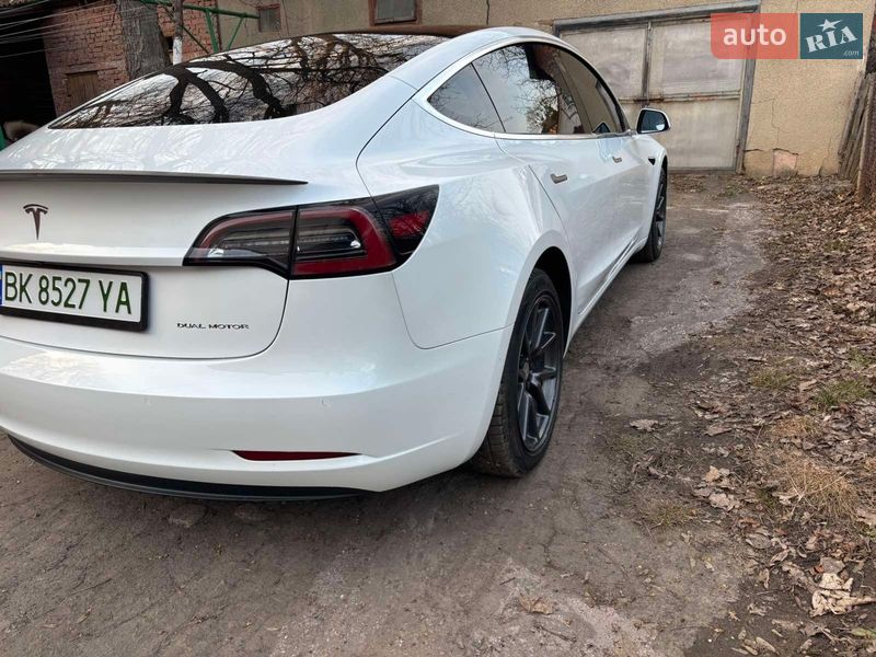 Седан Tesla Model 3 2019 в Остроге