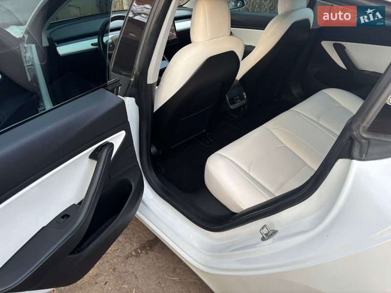 Седан Tesla Model 3 2019 в Остроге