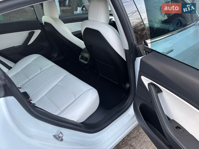 Седан Tesla Model 3 2019 в Остроге