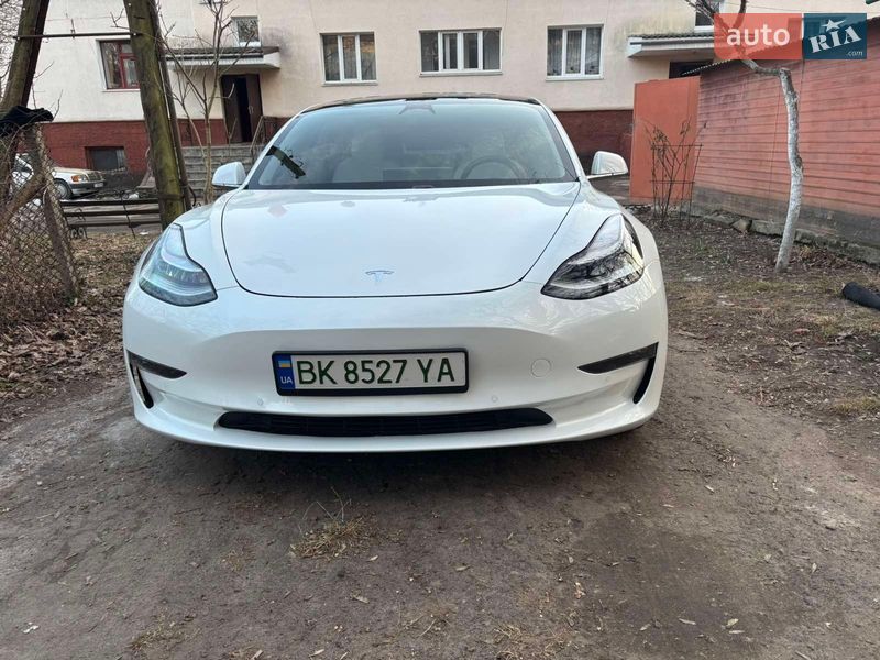 Седан Tesla Model 3 2019 в Остроге