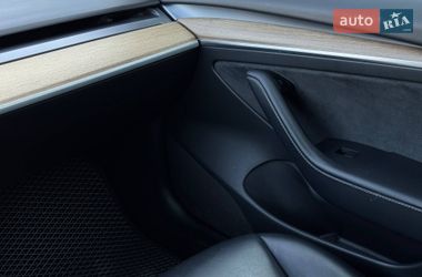 Седан Tesla Model 3 2021 в Ровно