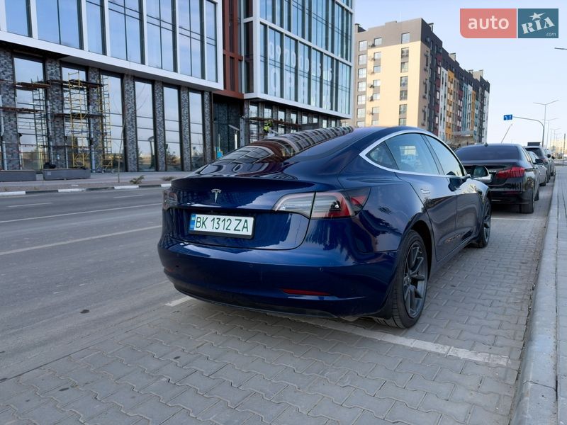 Седан Tesla Model 3 2018 в Ровно