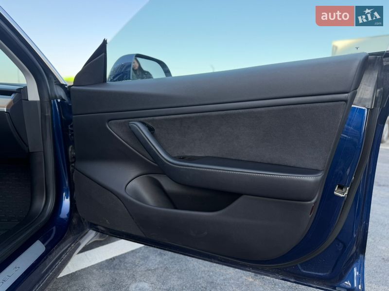 Седан Tesla Model 3 2018 в Ровно