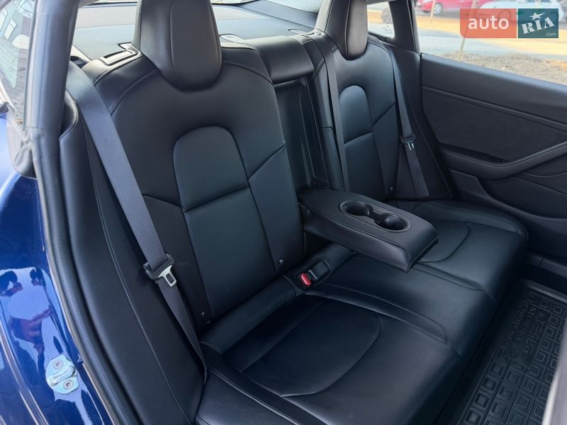 Седан Tesla Model 3 2018 в Ровно