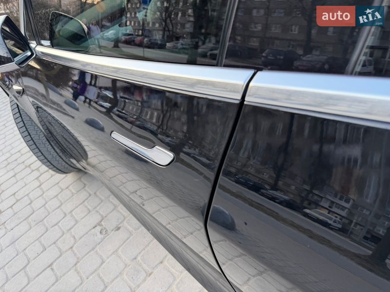 Седан Tesla Model 3 2019 в Львові