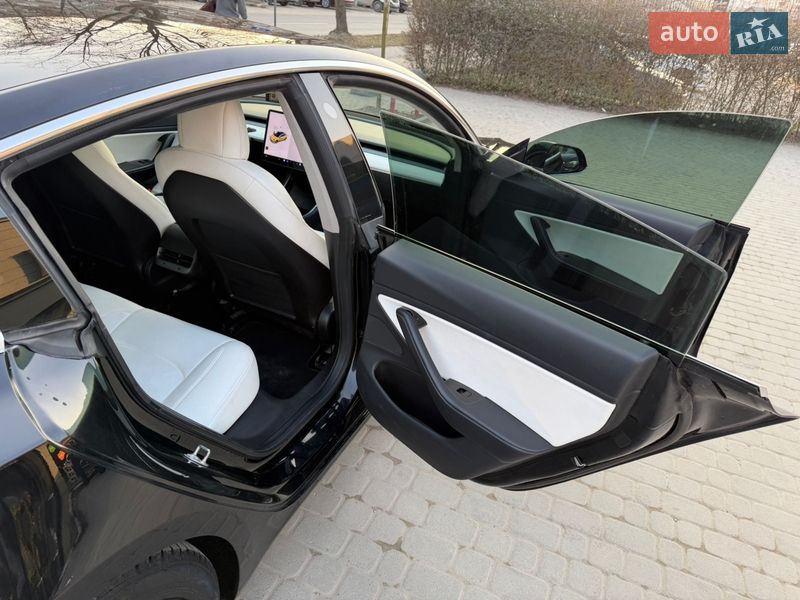 Седан Tesla Model 3 2019 в Львові
