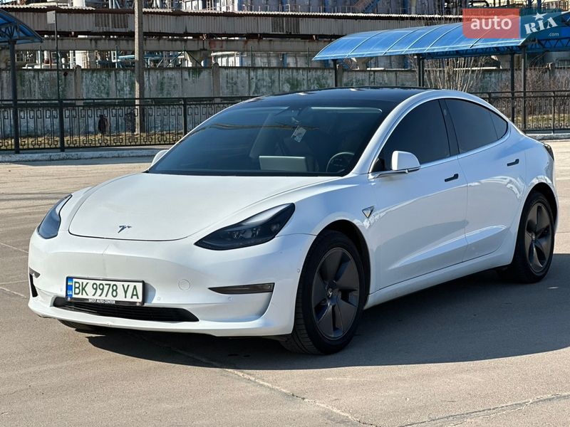 Седан Tesla Model 3 2019 в Ровно