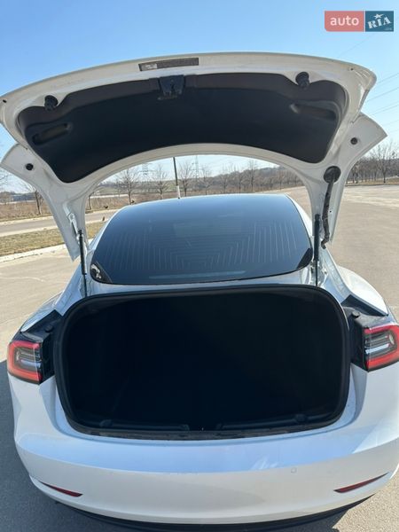 Седан Tesla Model 3 2019 в Ровно