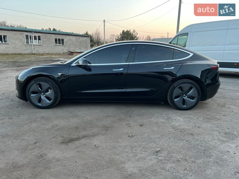 Седан Tesla Model 3 2020 в Радивиліві