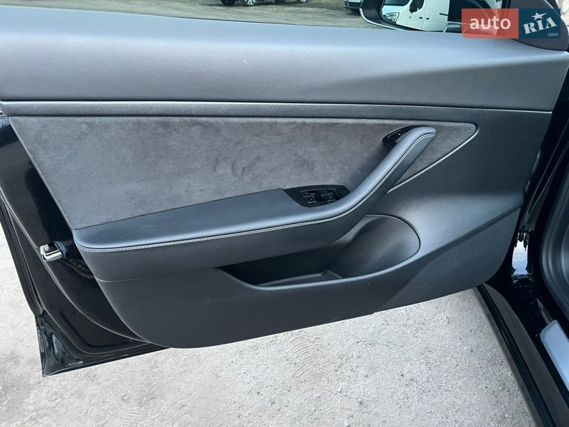 Седан Tesla Model 3 2020 в Радивиліві