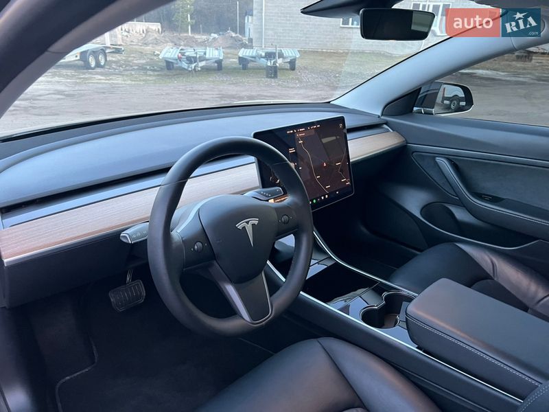 Седан Tesla Model 3 2020 в Радивиліві