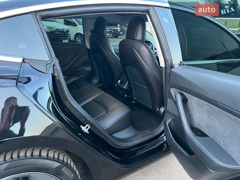 Седан Tesla Model 3 2020 в Радивиліві