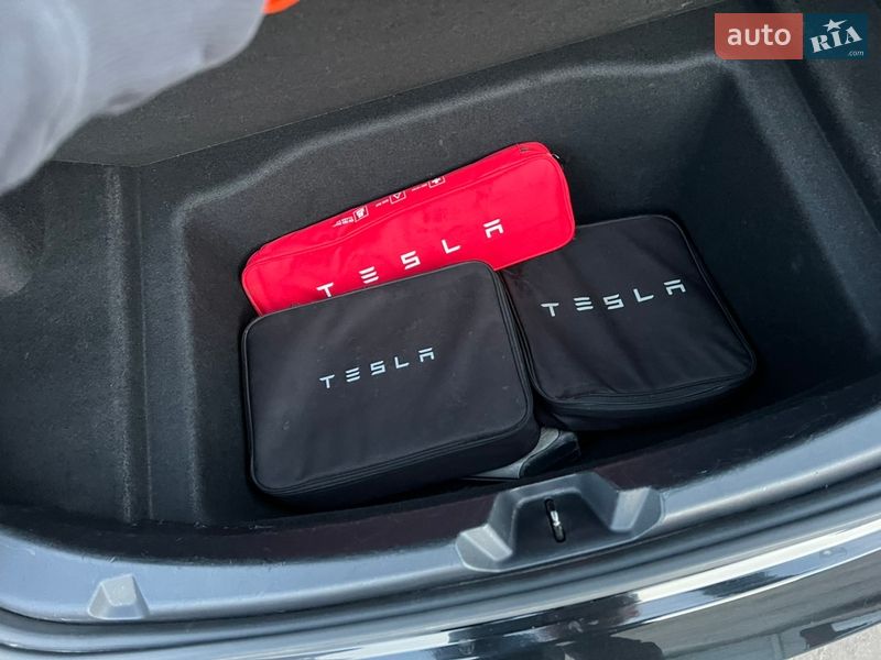 Седан Tesla Model 3 2020 в Радивиліві