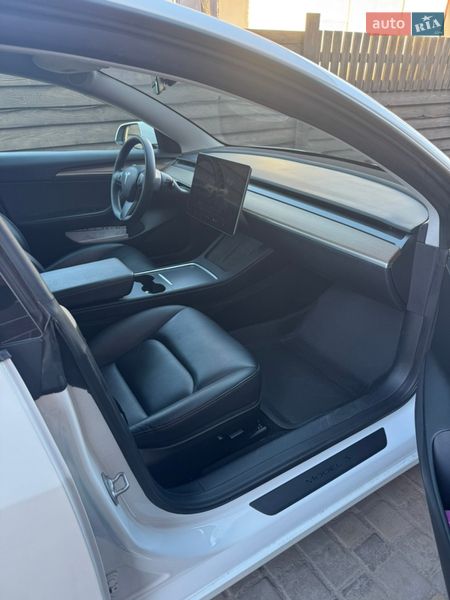 Седан Tesla Model 3 2023 в Днепре