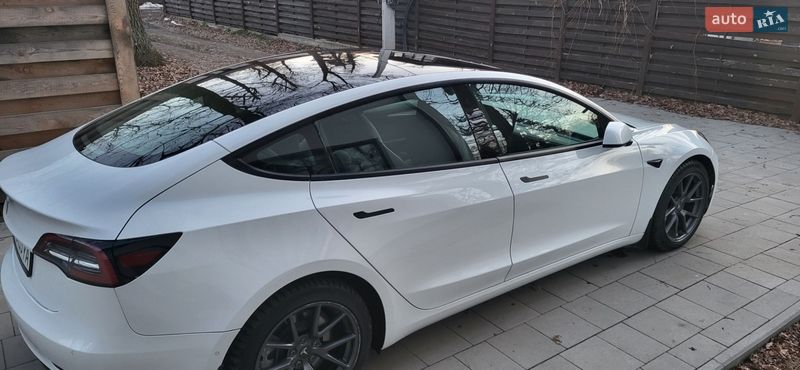 Седан Tesla Model 3 2022 в Буче
