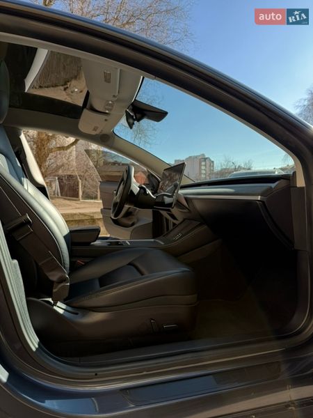 Седан Tesla Model 3 2021 в Львове