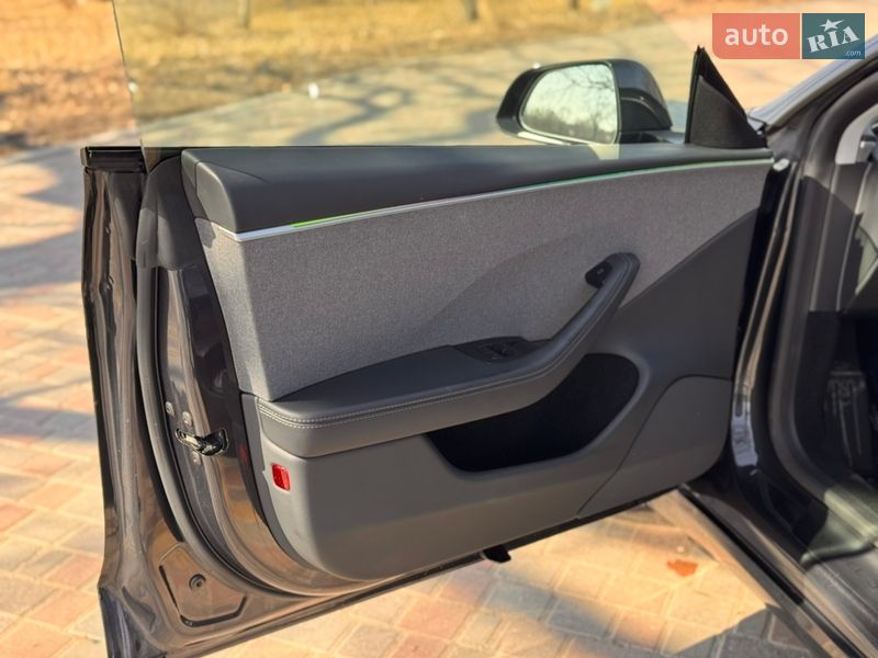 Седан Tesla Model 3 2024 в Кропивницькому