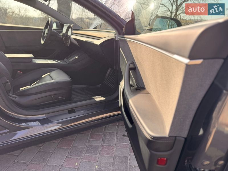 Седан Tesla Model 3 2024 в Кропивницькому
