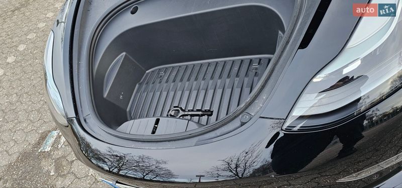 Седан Tesla Model 3 2022 в Львове