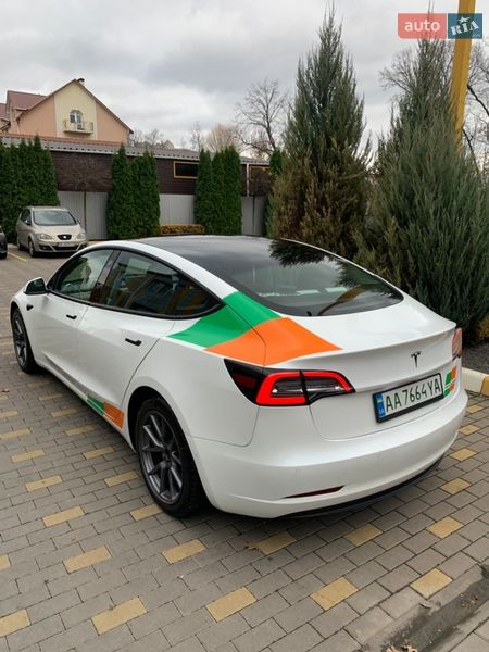 Седан Tesla Model 3 2022 в Бучі