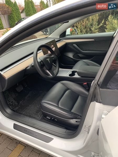 Седан Tesla Model 3 2022 в Бучі