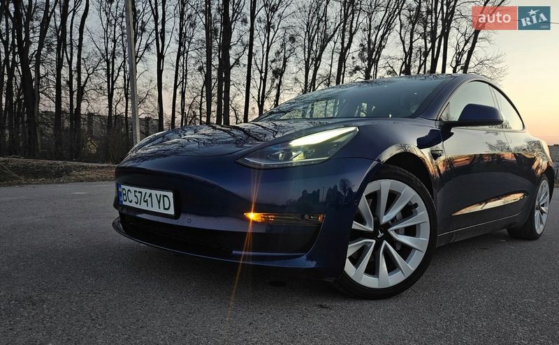 Седан Tesla Model 3 2022 в Львове