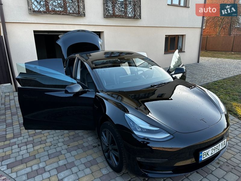 Седан Tesla Model 3 2019 в Львове