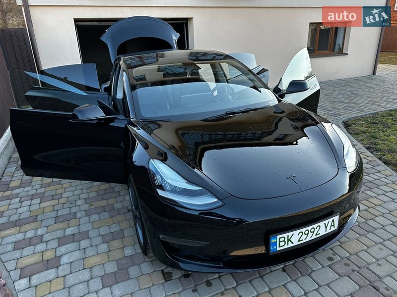 Седан Tesla Model 3 2019 в Львове