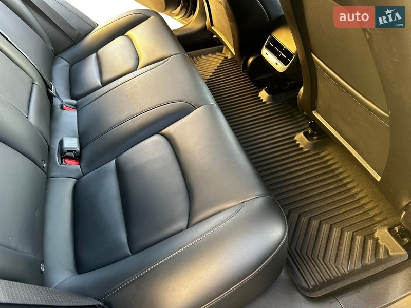 Седан Tesla Model 3 2019 в Львове