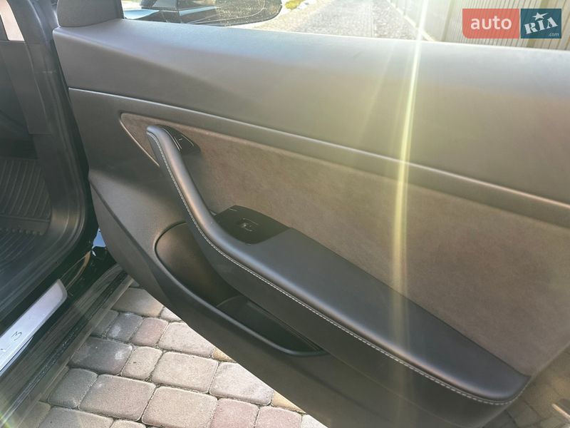 Седан Tesla Model 3 2019 в Львове
