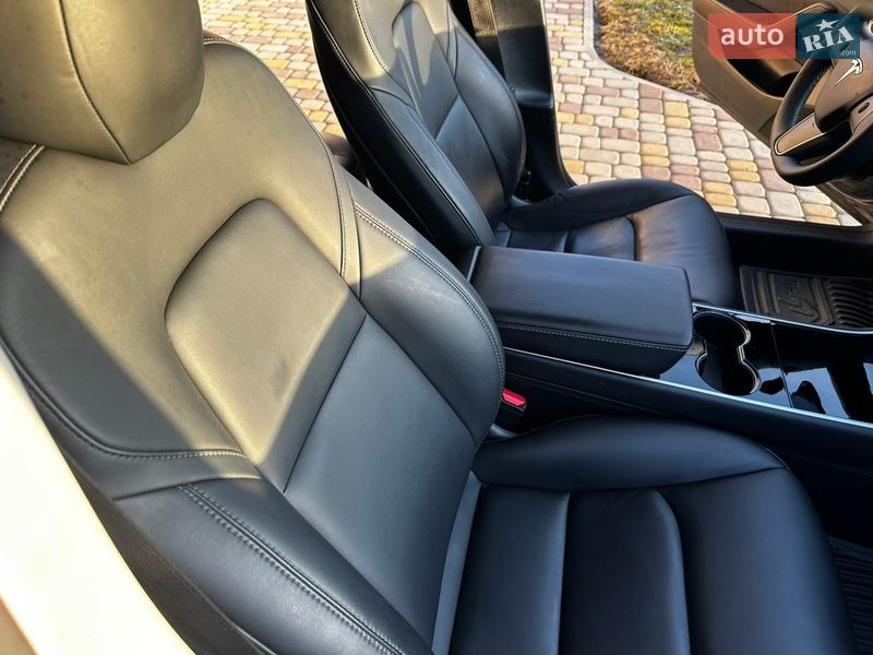 Седан Tesla Model 3 2019 в Львове