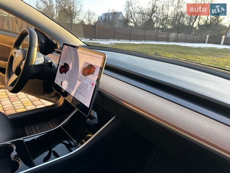 Седан Tesla Model 3 2019 в Львове