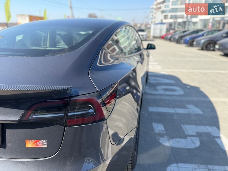 Седан Tesla Model 3 2023 в Львове