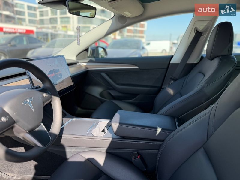Седан Tesla Model 3 2023 в Львове