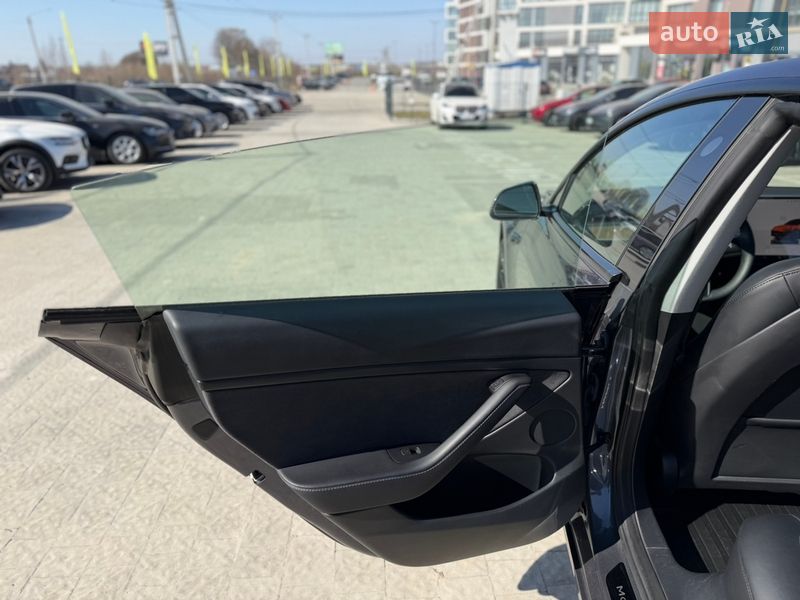 Седан Tesla Model 3 2023 в Львове