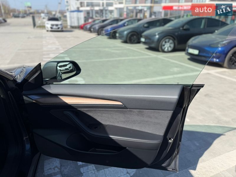 Седан Tesla Model 3 2023 в Львове