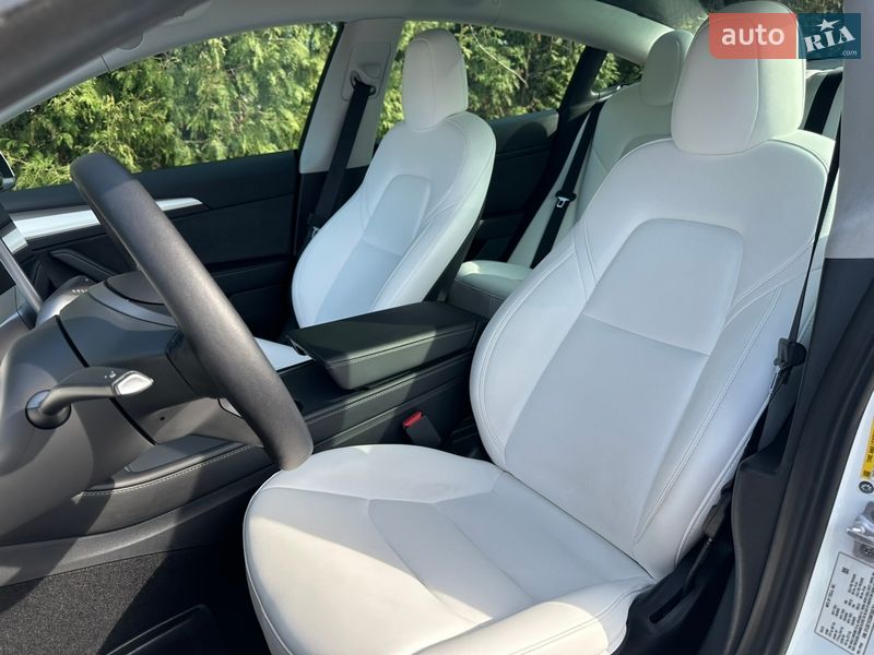 Седан Tesla Model 3 2022 в Ровно