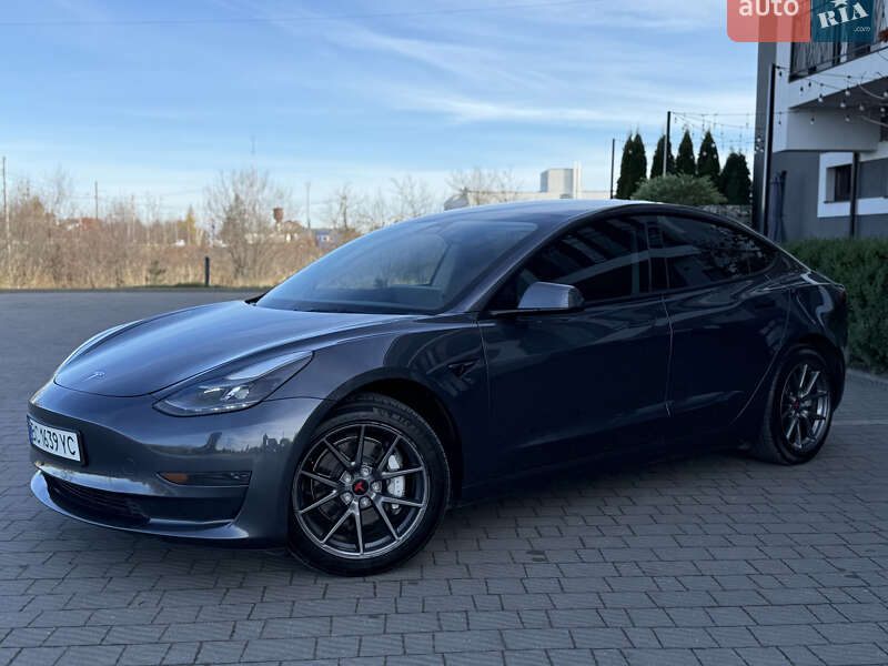Седан Tesla Model 3 2023 в Стрию