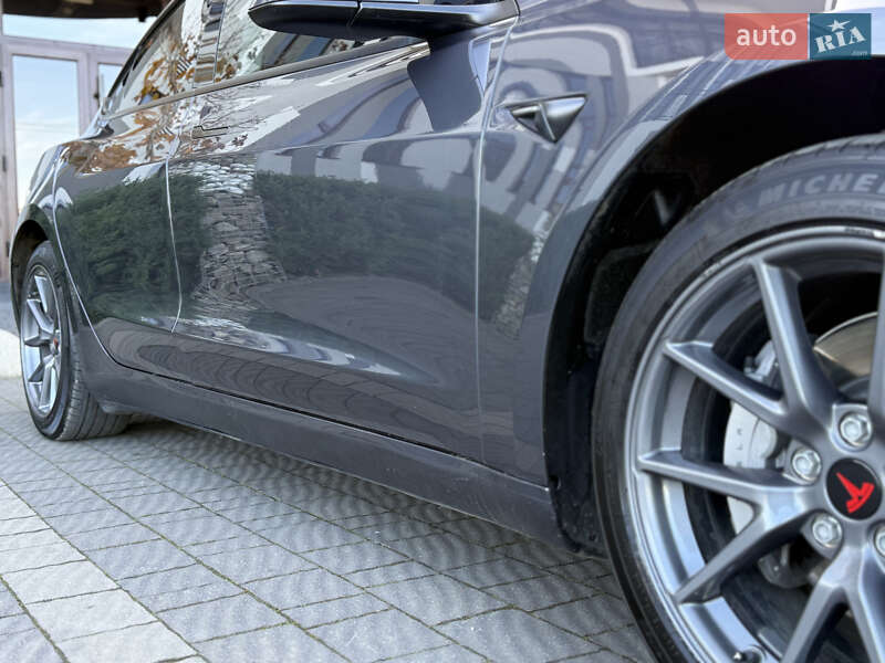 Седан Tesla Model 3 2023 в Стрию