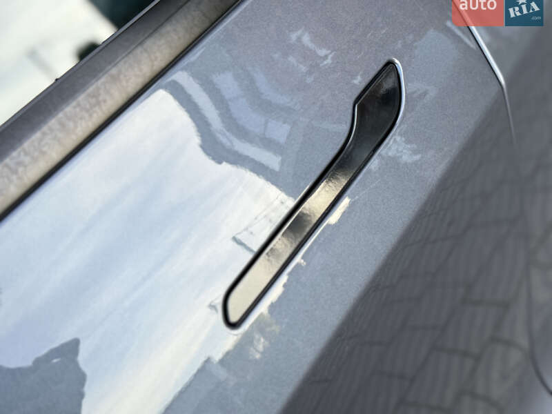 Седан Tesla Model 3 2023 в Стрию