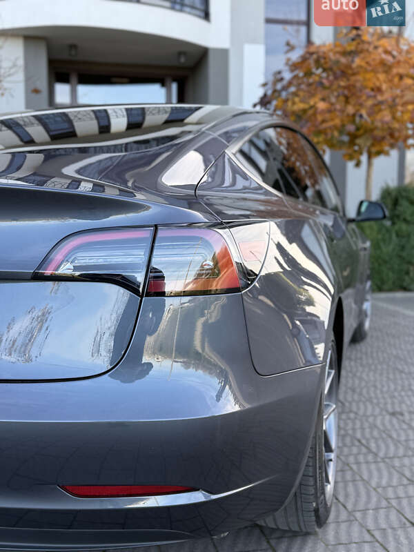 Седан Tesla Model 3 2023 в Стрию