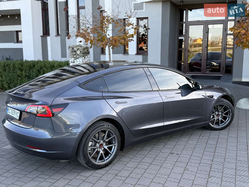 Седан Tesla Model 3 2023 в Стрию