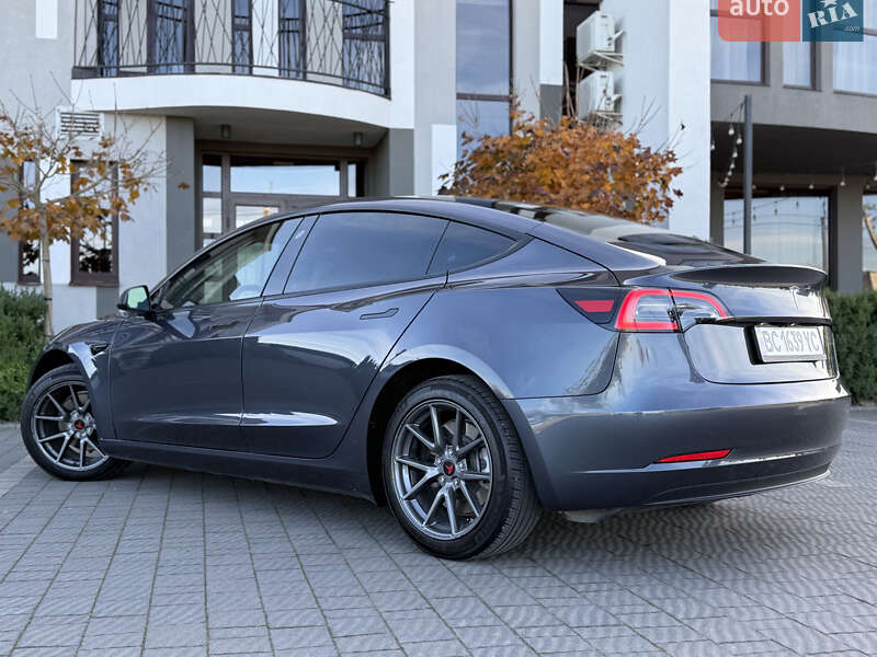 Седан Tesla Model 3 2023 в Стрию