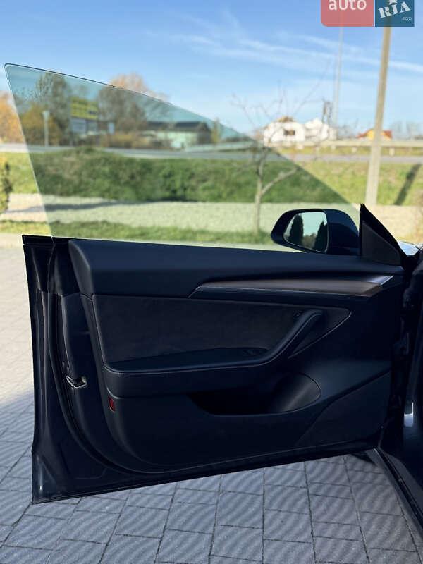 Седан Tesla Model 3 2023 в Стрию