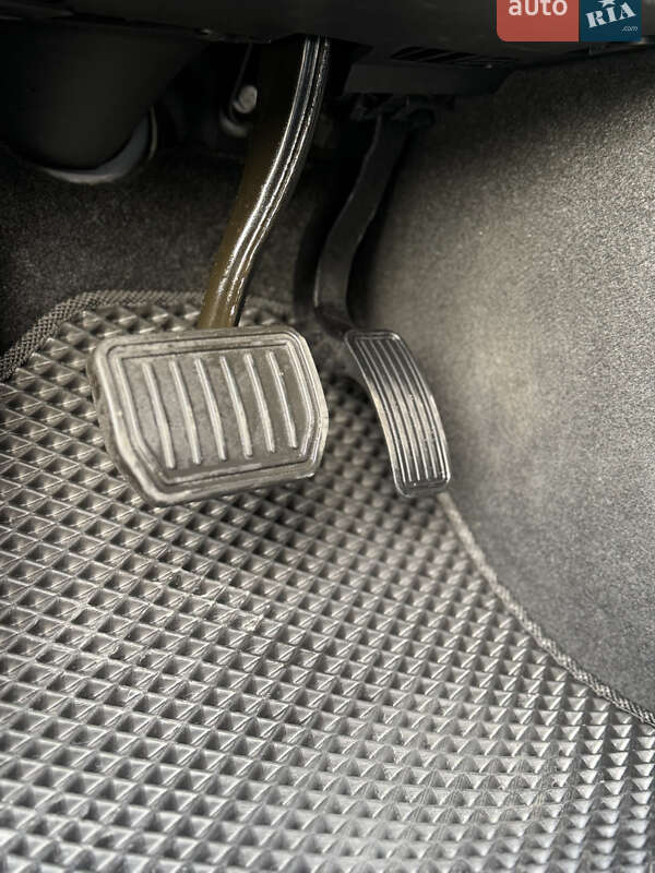 Седан Tesla Model 3 2023 в Стрию