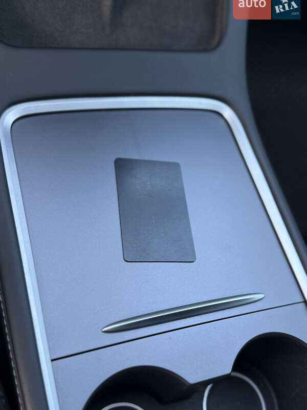 Седан Tesla Model 3 2023 в Стрию