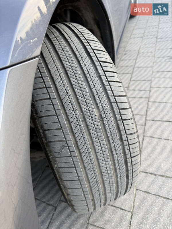 Седан Tesla Model 3 2023 в Стрию