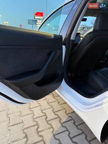 Седан Tesla Model 3 2019 в Львове