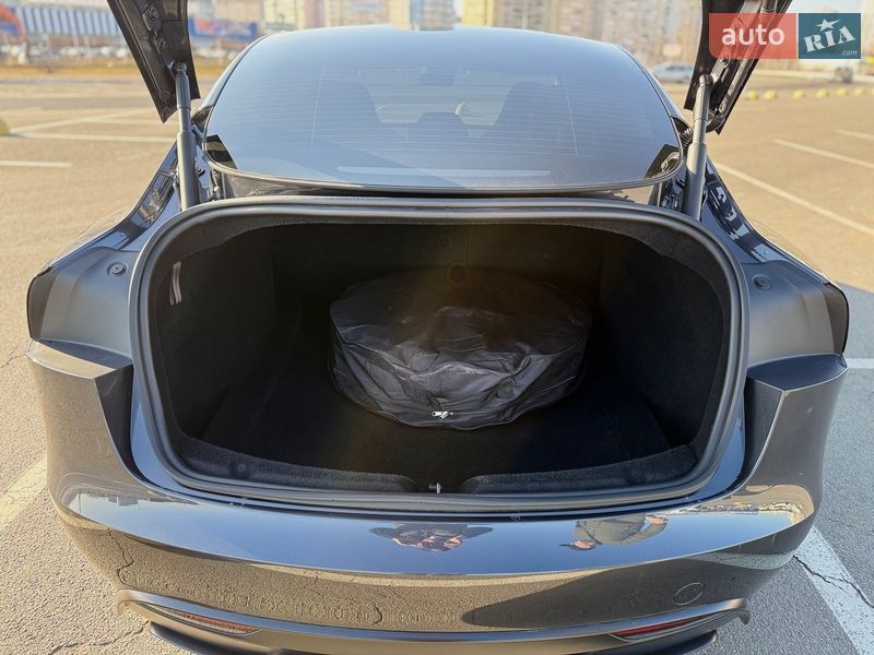 Седан Tesla Model 3 2024 в Києві
